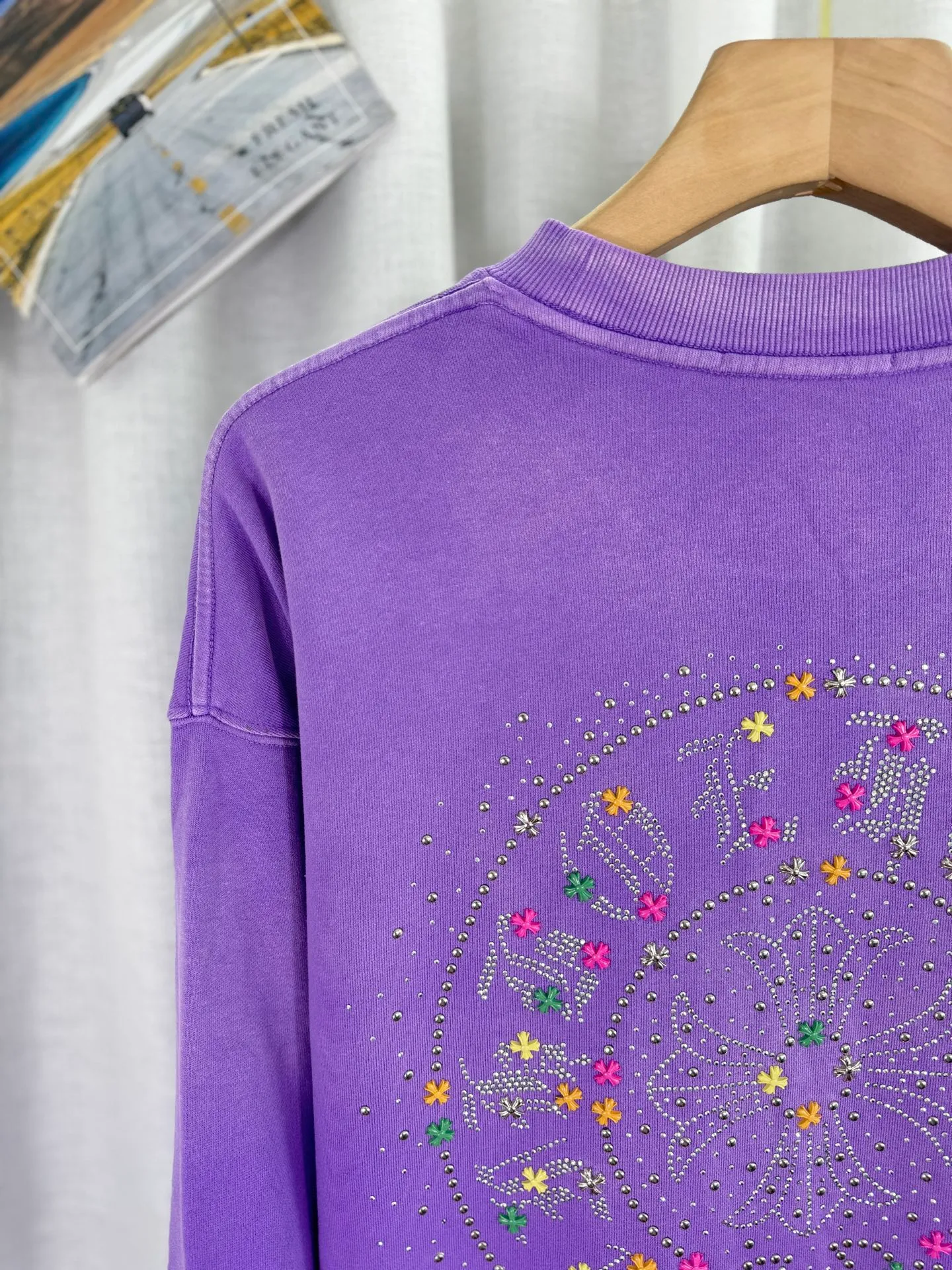 P290 top version, real shot without P, ​​different from market currency) 𝗖𝗵𝗿𝗼𝗺𝗲 𝗛𝗲𝗮𝗿𝘁𝘀/Croxin 2025 Autumn and Winter New Original Single Counter American 3D Rivets and Stickers Couple Casual Sweater 👑The highest version! Customized fabric 430g tripe terry fabric! American-style pickled and distressed original fabric, laser-burned flowers, rivets and diamonds, exquisite embroidery of letters! The best-selling model in the counter, very comfortable to wear. Accessories: original molded and authenticated collar label➕100% silk wash label. Genuine purchase-grade original hangtag➕matching hanging rope➕3D hanging beads➕original packaging bag. Craftsmanship: The original version has consistent wiring! The highest version of the armhole matching technique! Color: Pink Black Green Purple Size: S M L XL Style Number: 25-375